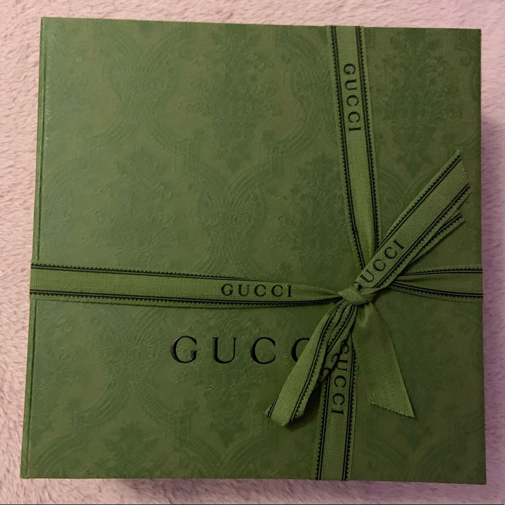 Medium sized Gucci gift box